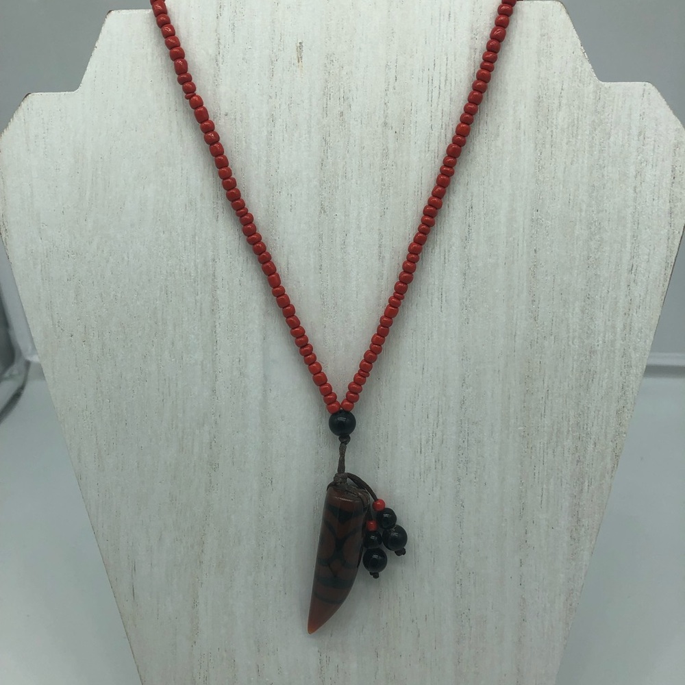 Seed beaded choker pendant spike tooth red.